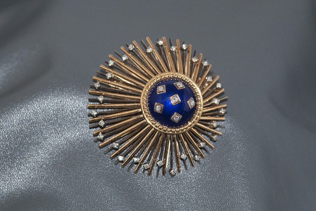 Gold brooch